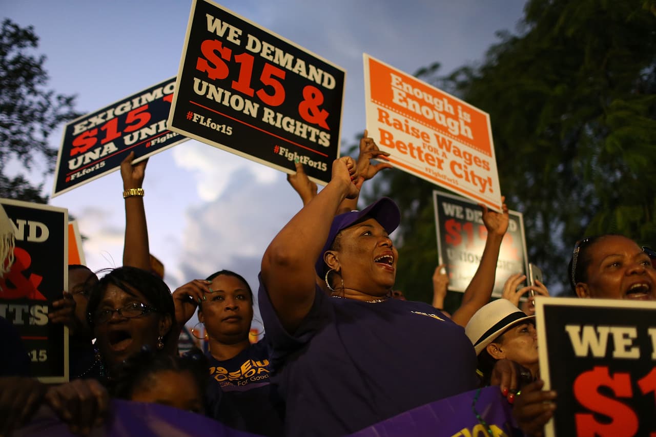 El aumento del salario mínimo no afectó la oferta de empleo y sí mejoró los sueldos