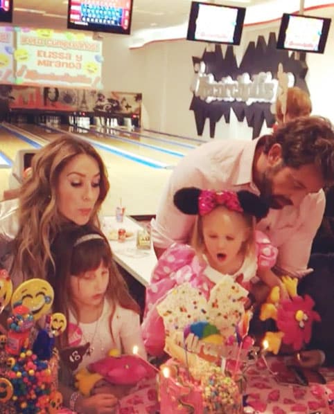 La fiesta se llevó a cabo en un centro de entretenimiento donde hubo hasta bolos.