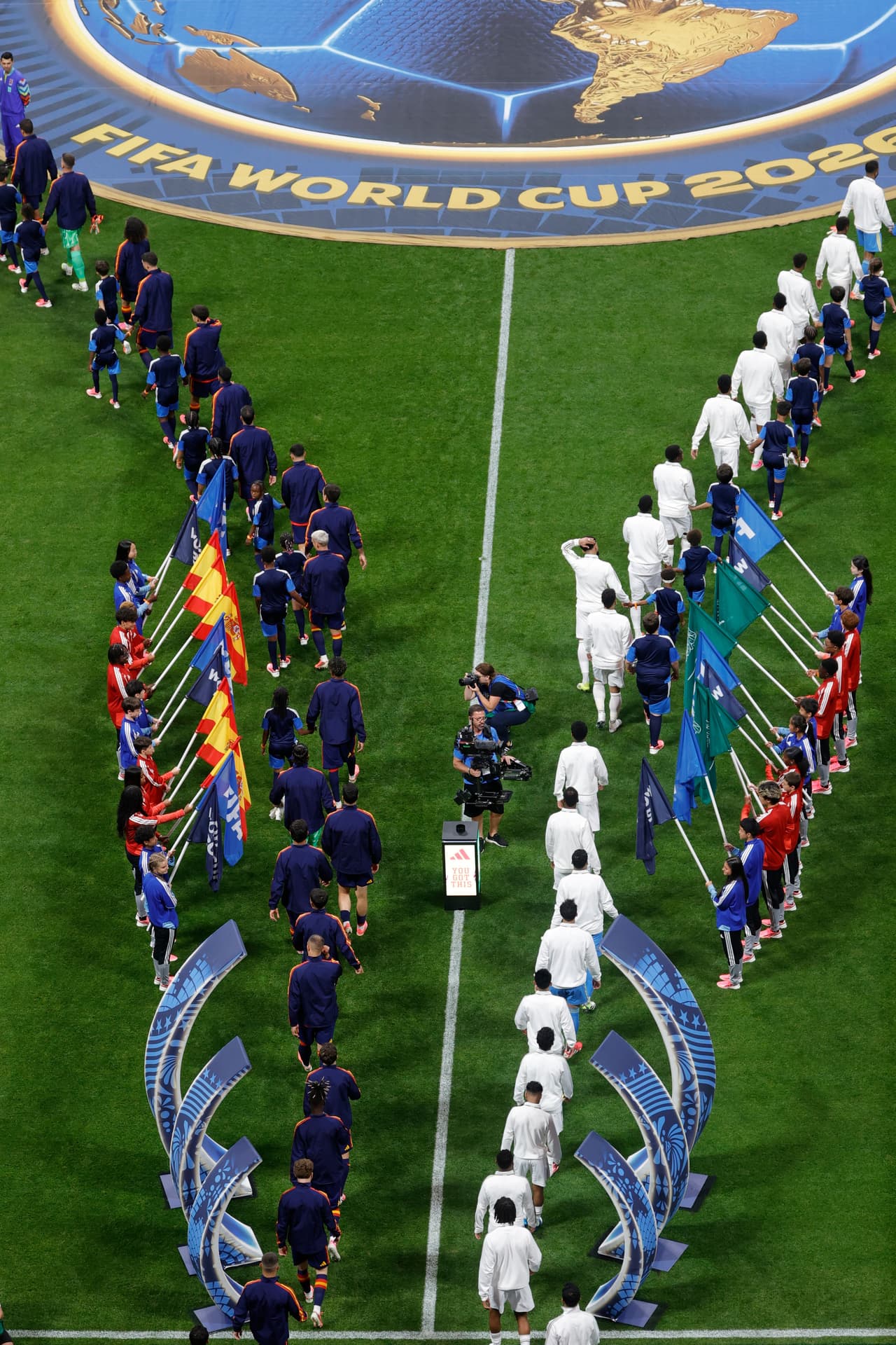 A la izquierda la escuadra española; a la derecha la escuadra árabe, que entran a la cancha de la sede deportiva de Atlanta.