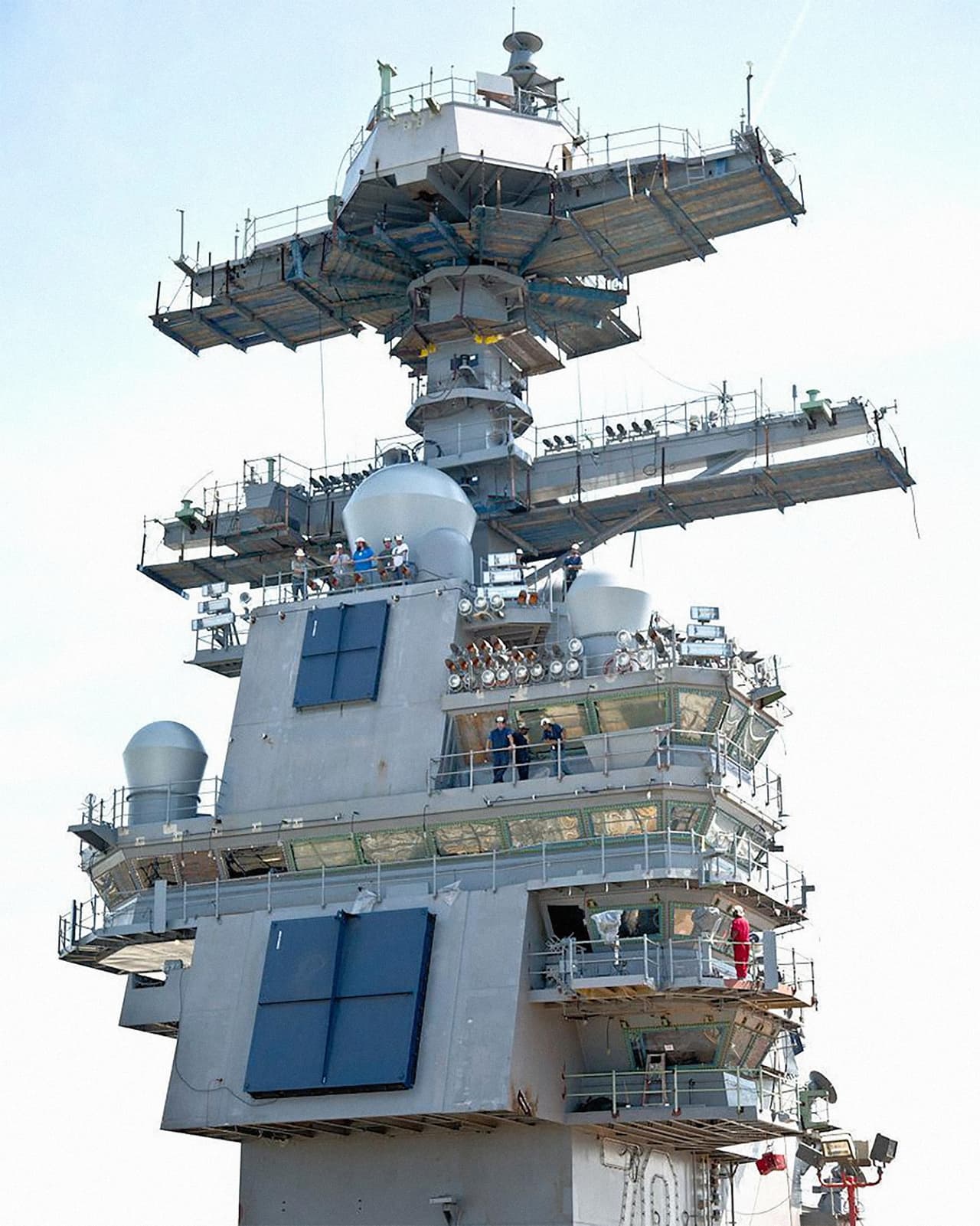 El barco tiene una isla más pequeña que sus predecesores y está ubicada más atrás, un diseño que lo hace único en su tipo. Esto hace que sea más rápido y fácil de repostar, rearmar y relanzar los aviones. Además el capitán tiene una posición más estratégica con respecto a lo que pasa en la pista.