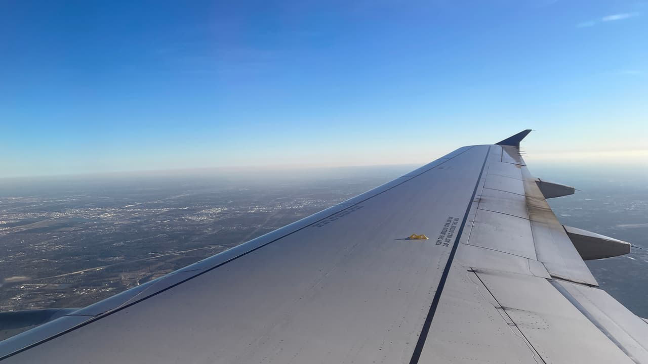 Más adelante en el trayecto hacia los filtros de seguridad de la terminal área, empleados del aeropuerto se encargan de revisar otro formulario emitido por el gobierno de México.