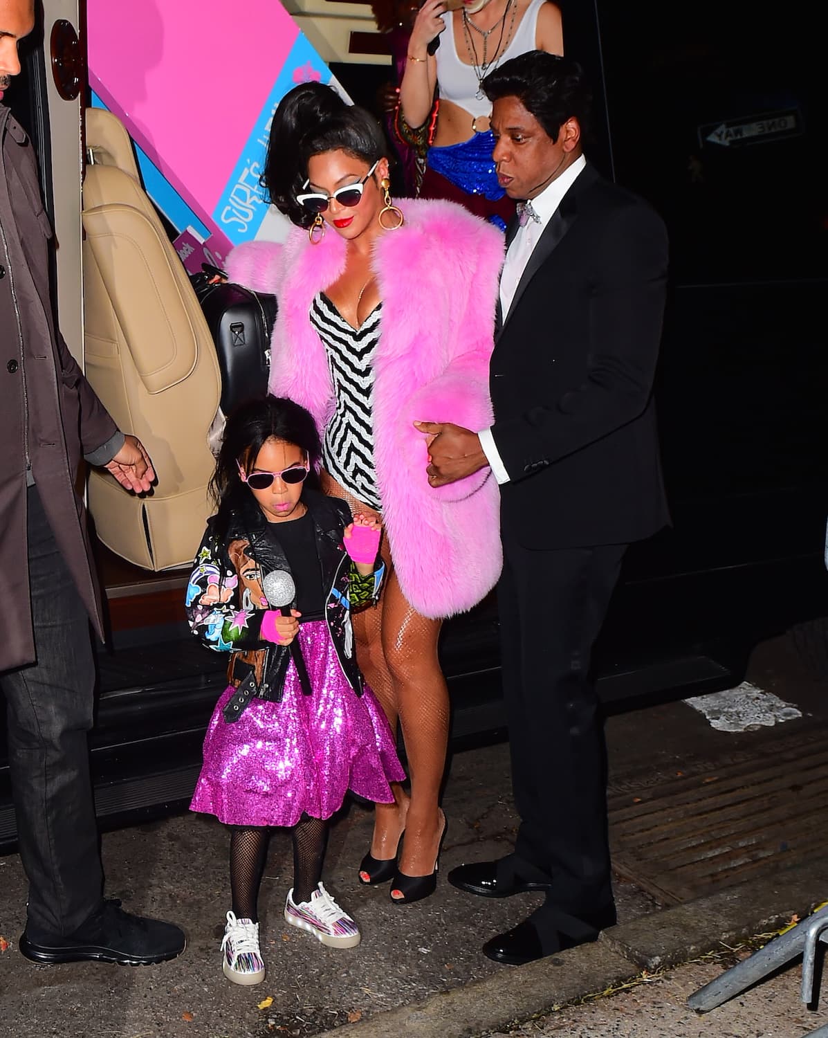 Salieron de su camioneta listos para la fiesta.