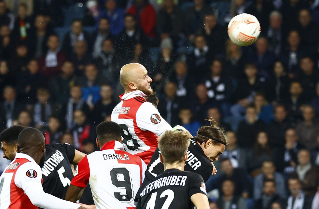 El Manchester United venció 3-0 al Sheriff, el Feyenoord cayó 1-0 con minutos de Santiago Giménez ante el Sturm y la Roma derrotó al Helsinki en la penúltima jornada de la Fase de Grupos de la UEFA Europa League.