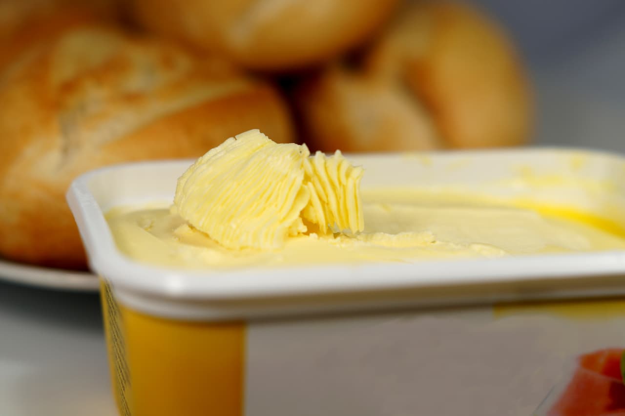 El índice de precios al consumidor del Buró de Estadísticas Laborales (Bureau of Labor Statistics, BLS) indicó que 
<b>el precio de la mantequilla y la margarina</b> es uno de los que más ha aumentado en el transcurso del último año. El costo de la margarina se situó un 23.5% por arriba mientras que el de la mantequilla se ubicó un 19.2% por encima del registrado en el mismo periodo en 2021.