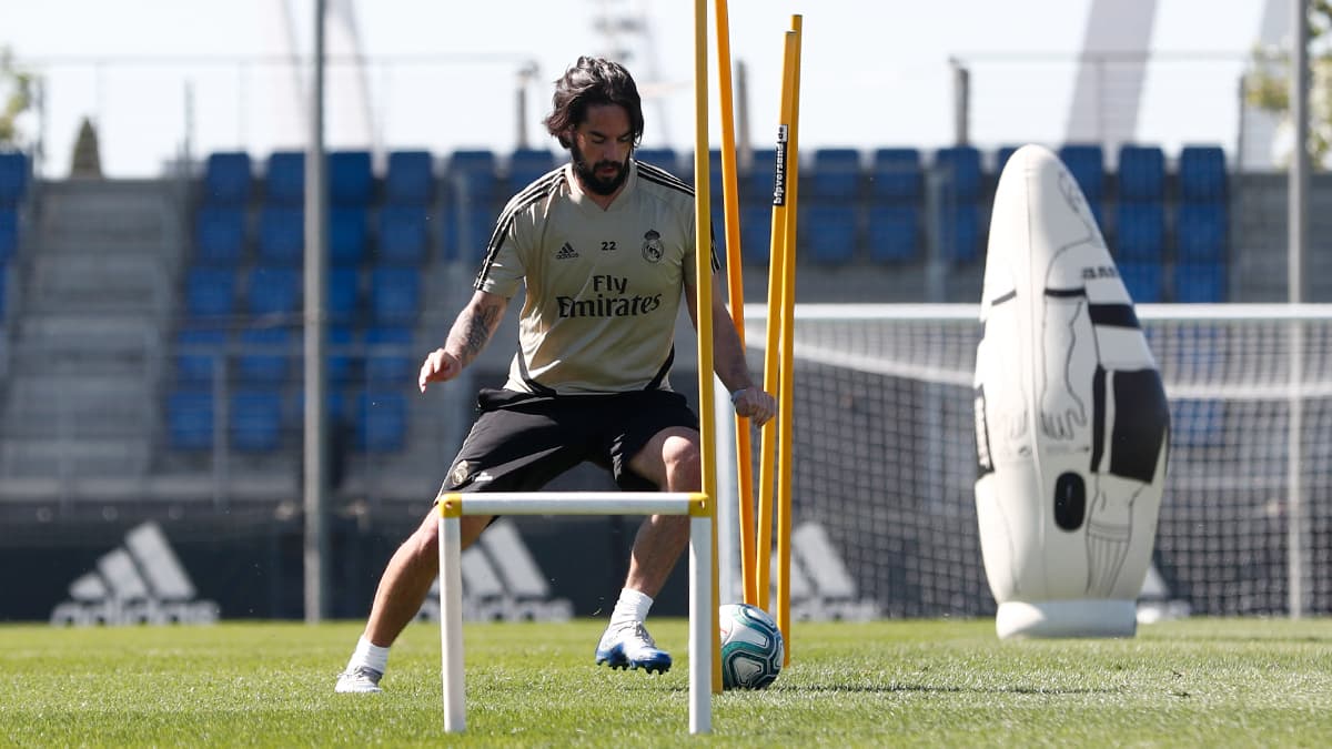 Isco practica eludiendo estacas y conduciendo el balón, gran toma.