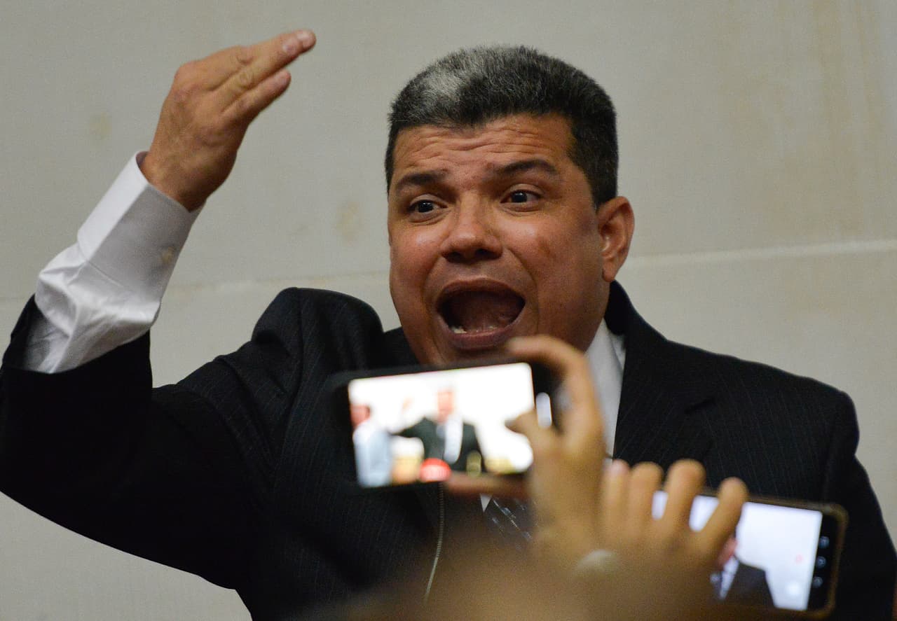 Luis Parra, y otros seis diputados de la Asamblea Nacional de Venezuela. El 13 de enero de 2020 la Oficina de Control de Activos Extranjeros del Departamento del Tesoro de EEUU, (OFAC por sus siglas en inglés), 
<a href="https://www.univision.com/noticias/america-latina/eeuu-impone-sanciones-a-siete-diputados-venezolanos-que-trataron-de-obstruir-la-juramentacion-de-juan-guaido">incluyó en su lista de sanciones a los diputados</a> Luis Parra, José Gregorio Noriega, Franklyn Duarte, José Brito, Conrado Pérez , Adolfo Superlano y Negal Manuel Morales Llovera. Según el gobierno de EEUU estos parlamentarios “
<a href="https://www.univision.com/noticias/america-latina/bancada-opositora-entra-a-la-asamblea-de-venezuela-y-juramenta-a-juan-guaido-como-presidente-fotos-fotos">encabezaron un intento fallido de tomar ilegítimamente el control de la Asamblea Nacional </a>y bloquear al presidente interino Juan Guaidó”. Parra se proclamó presidente de la Asamblea sin el quórum necesario para la votación mientras funcionarios controlados por Maduro impedían a la fuerza el acceso de los diputados opositores.