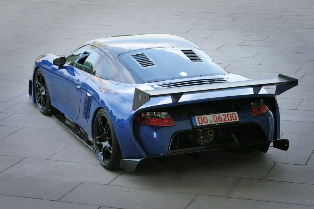 El 9ff GT9-R tiene el habitual motor bóxer 6 cilindros de 3.6 litros del Porsche 911, con dos turbocargadores. Produce 1,120 caballos de fuerza, que lo llevan de 0 a 62 mph en 2.9 segundos. El GT9-R alcanza una 
<b>velocidad máxima de 257 millas por hora</b>.