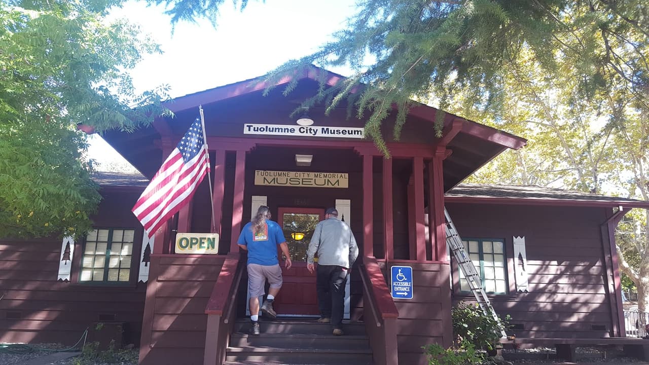 En el condado de 
<b>Tuolumme,</b> el precio promedio de una casa en 
<b>venta es de $300,000 dólares</b>. Esto significa que para adquirir una vivienda se necesitan al menos 
<b>$58,800 de salario y el pago mensual sería de $1,470 dólares.</b>