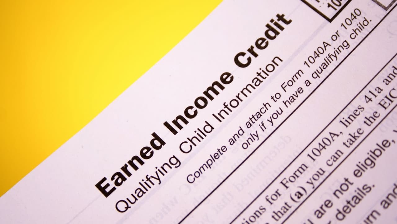 <b>Expansión del Crédito Tributario por Ingreso del Trabajo</b>: Solo para 2021, los asalariados de ingresos bajos y moderados que no tienen hijos calificados pueden ser elegibles para un 
<a href="https://www.irs.gov/es/credits-deductions-for-individuals" target="_blank">Crédito Tributario por Ingreso del Trabajo </a>m ás grande que antes. El American Rescue Plan casi triplicó el crédito máximo disponible a $1,502.