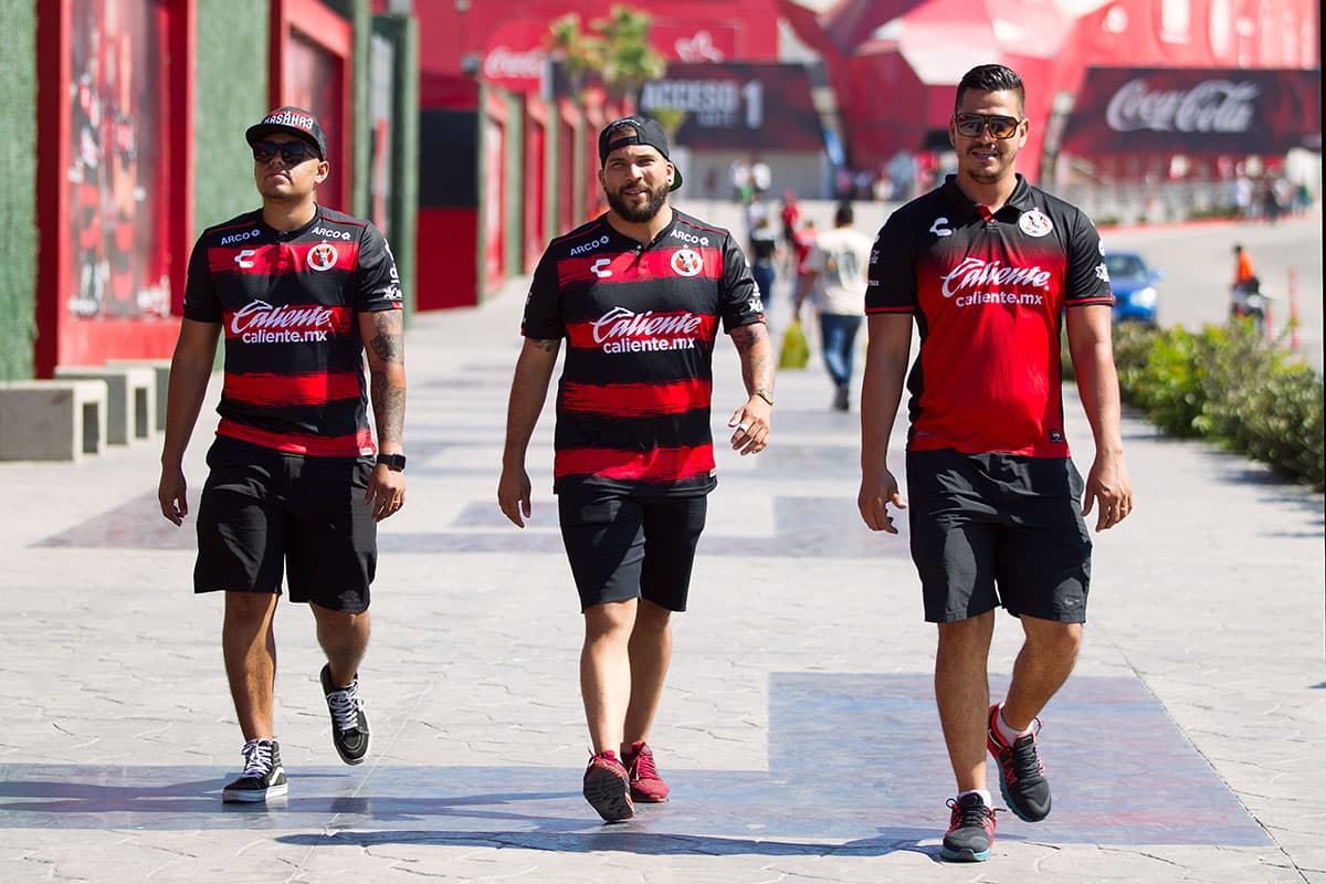 Fanáticos de Xolos de Tijuana en las afueras del Estadio Caliente, previo al juego contra León por la jornada 3 del Apertura 2018.