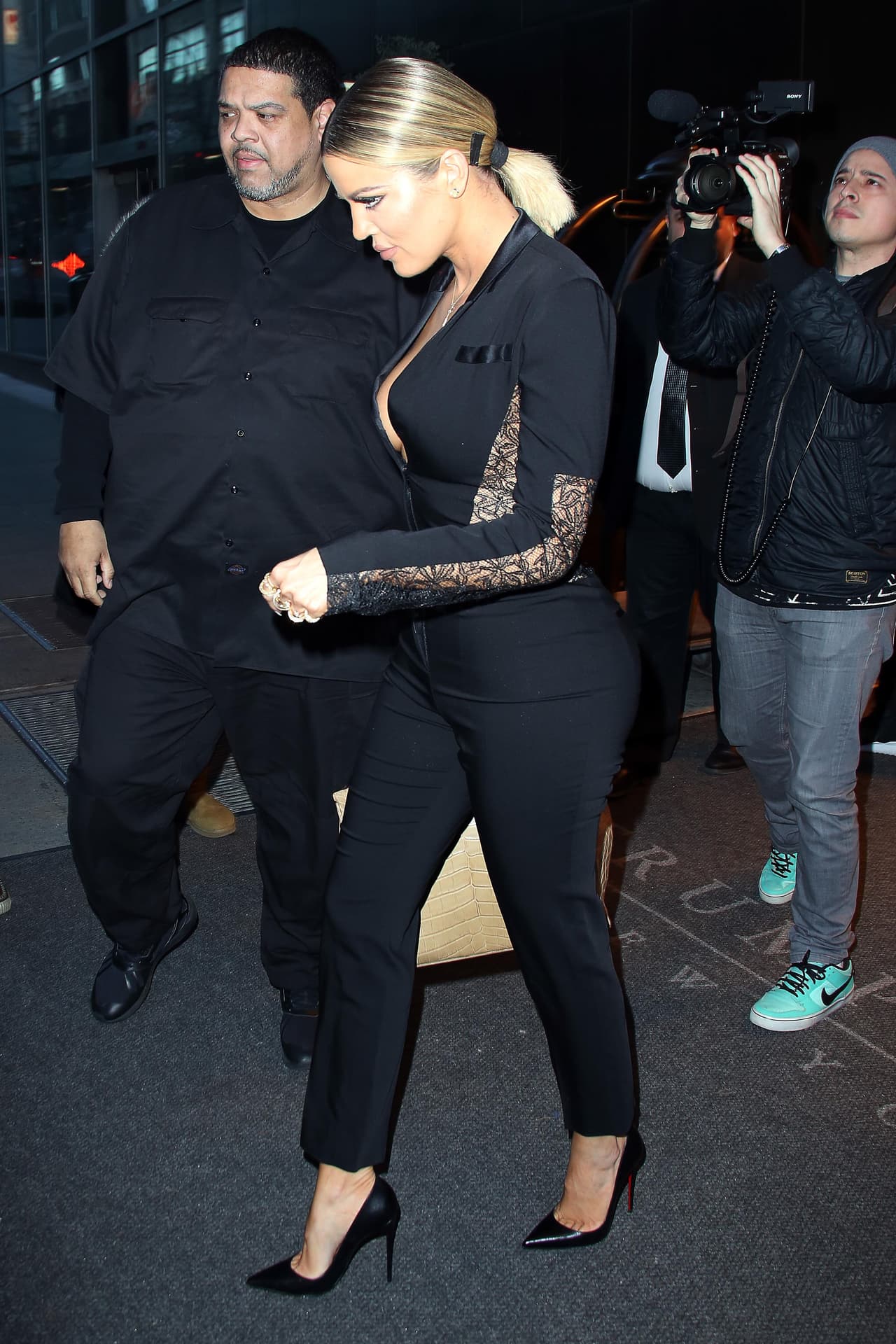 "Khloé está 
<b>totalmente confundida</b>. Tristan le ha estado rogando que vuelvan a estar juntos, y él también le envió ese largo mensaje de cumpleaños", dijo una fuente a The Sun.