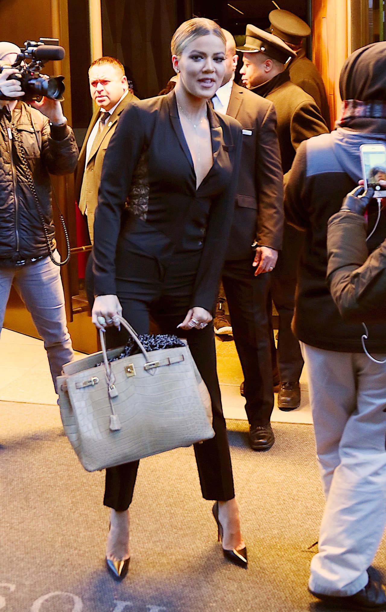 En la gran manzana el frío ha estado a todo lo que da, pero eso a la soialité no pareció importarle mientras salía de su hotel.