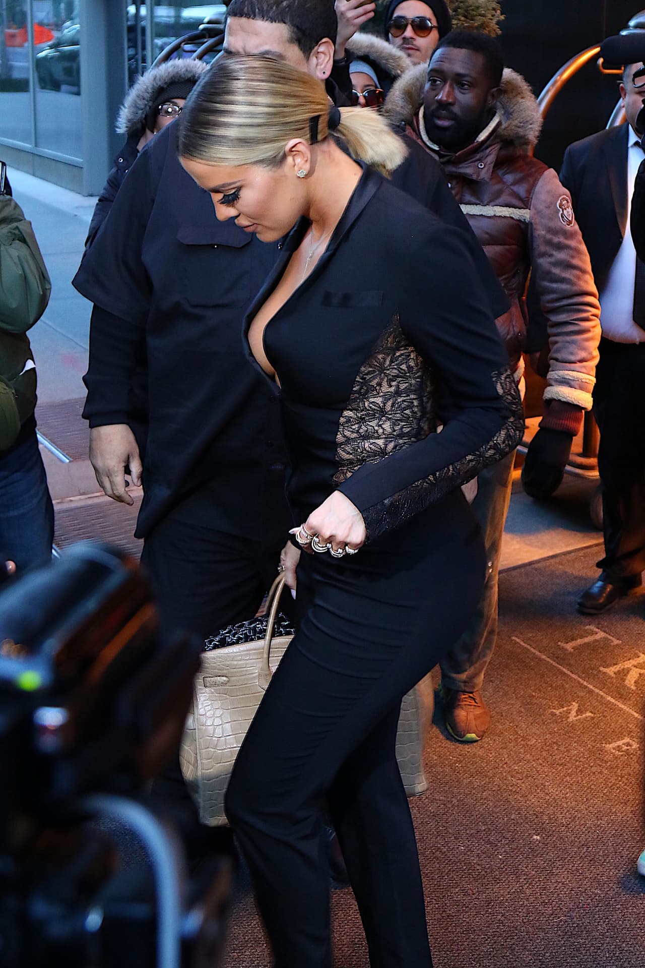 En el capítulo del pasado domingo 23 de junio de 2019, se ve a Khloé quejarse de que Jordyn nunca le pidió disculpas por haberse involucrado con Thompson.