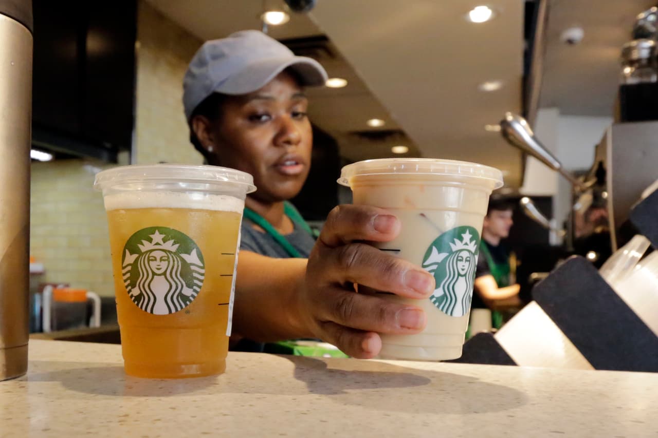 Además de seguir ofreciendo el servicio en persona, 
<a href="https://www.univision.com/temas/starbucks">Starbucks</a> también continuará su servicio por la ventanilla para autos y pedidos a través de su aplicación móvil. (AP Photo/Richard Drew)