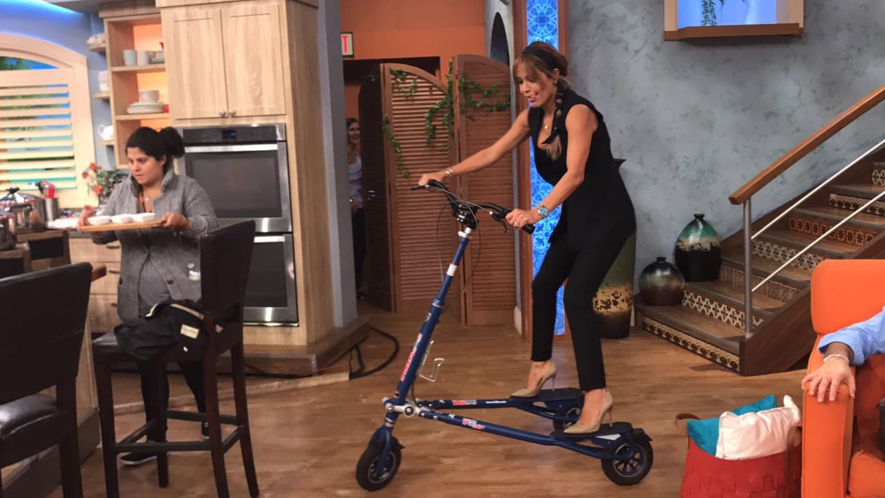 Karlita dando un singular paseo por todo el estudio.