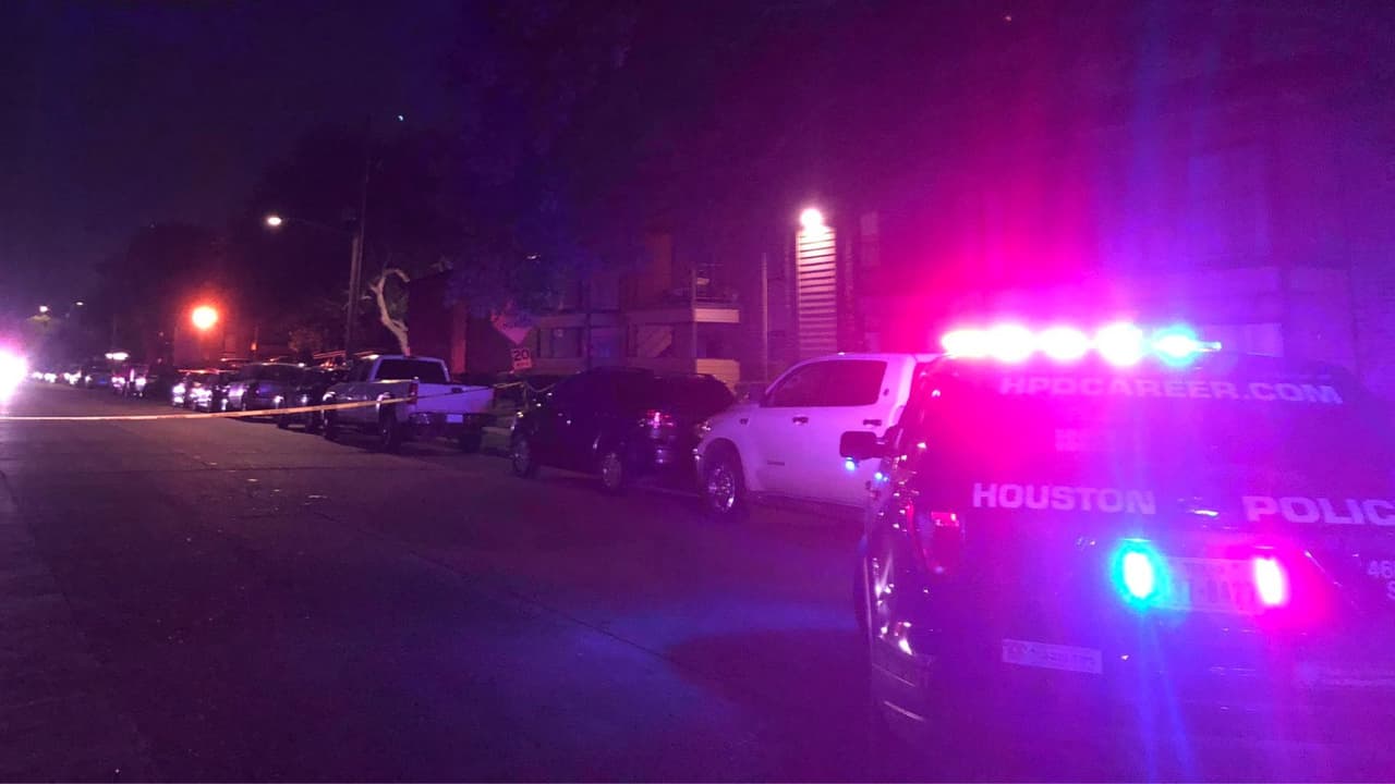 Oficial fuera de servicio balea en la cara a una mujer en un complejo de apartamentos al noroeste de Houston