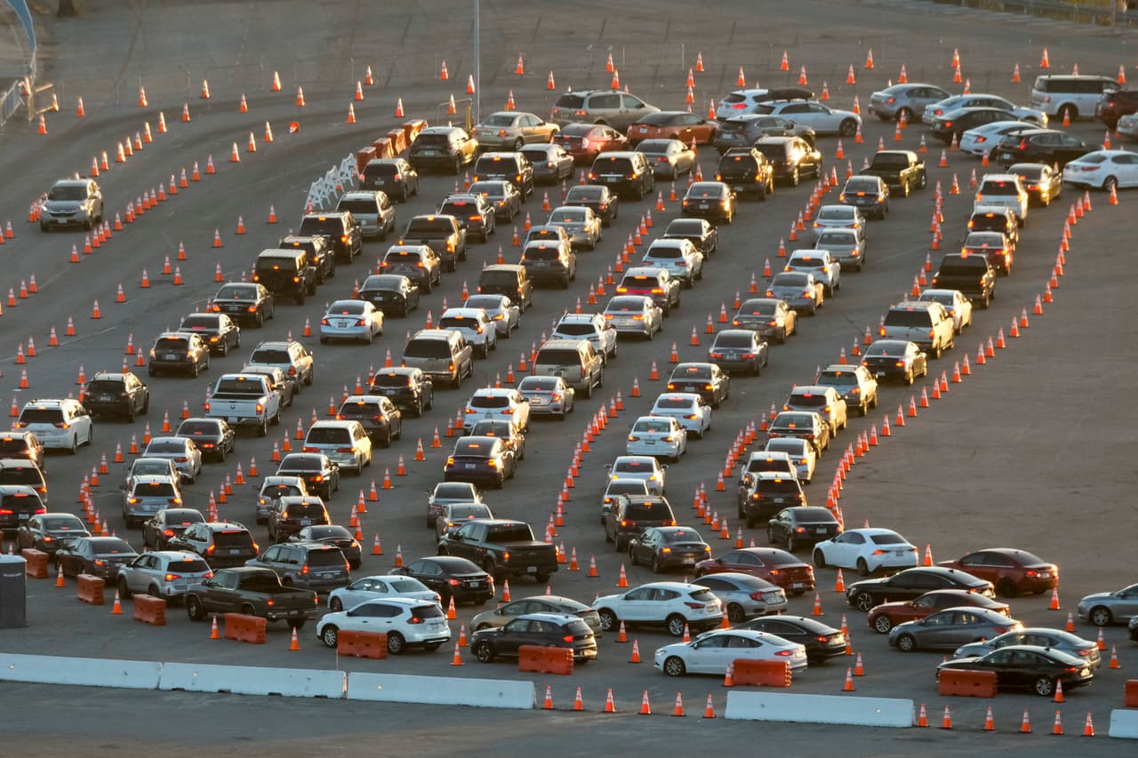 Cientos de personas hacen fila en sus autos para hacerse una prueba de coronavirus en un estacionamiento del Dodger Stadium de Los Ángeles, el 4 de enero de 2021. La 
<a href="https://twitter.com/Pervaizistan/status/1346283751861608449"><u>orden de la Agencia de Servicios Médicos de Emergencia (EMS) </u></a>publicada el 4 de enero indica a los paramédicos que “dada la aguda necesidad de conservación de oxígeno, solo debe administrarse a pacientes con saturación de oxígeno por debajo del 90%”.