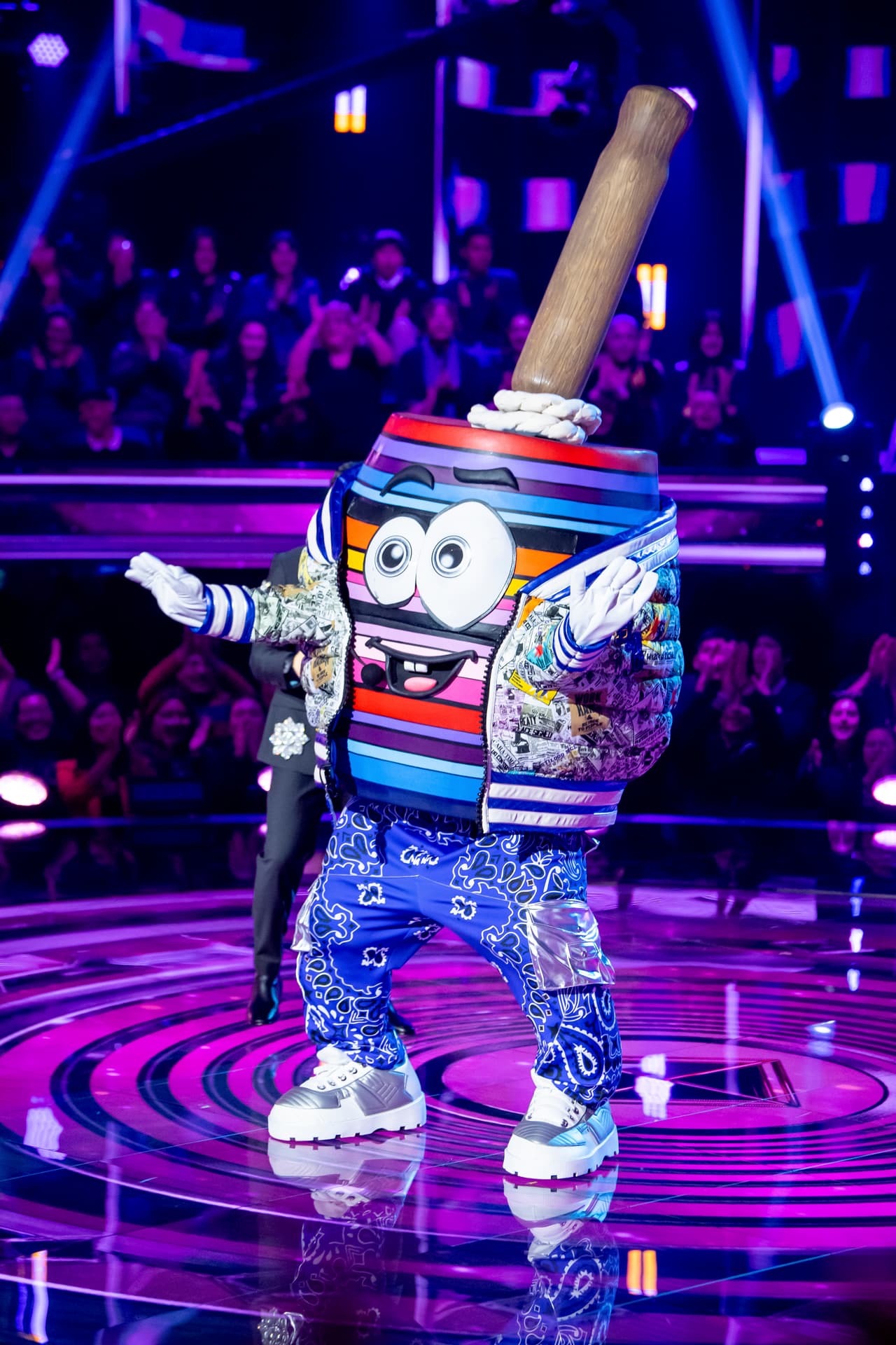 El segundo de la noche fue Balero, un juguete muy mexicano, colorido y divertido, quien con una voz muy peculiar cantó ‘En el Radio un Cochinero’.