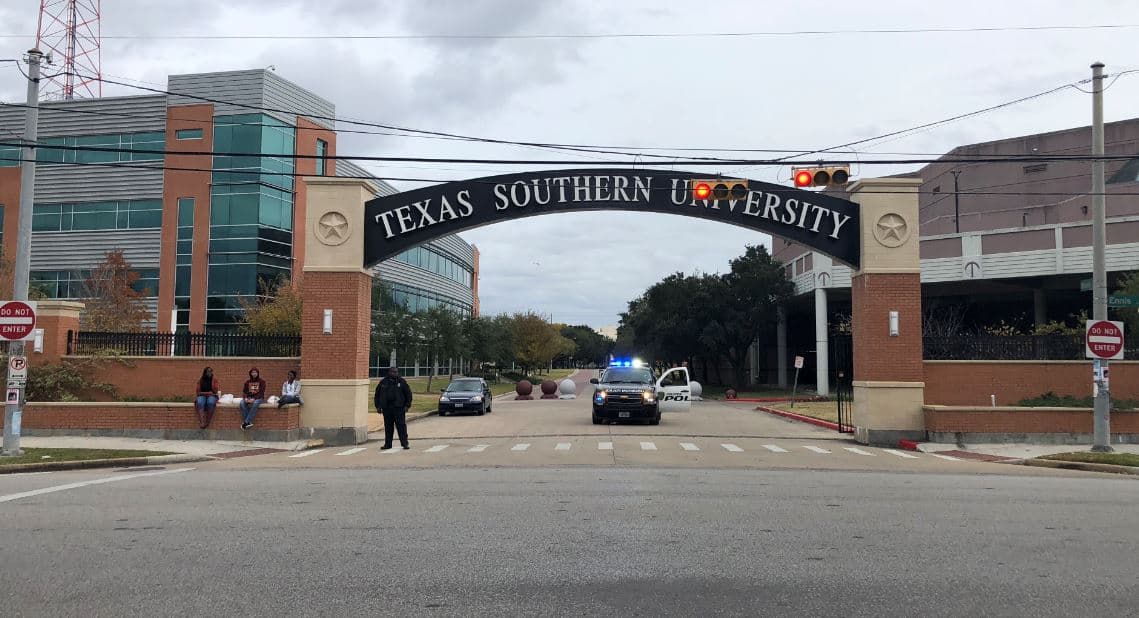 Suspenden clases y evacúan a estudiantes y personal de la universidad Texas Southern por amenaza de bomba