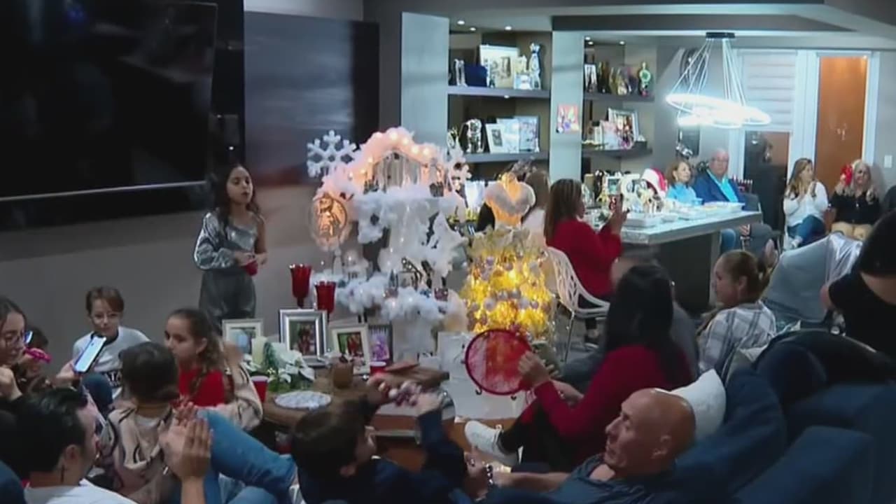 Hispanos del sur de Florida celebran las tradicionales novenas navideñas en sus hogares