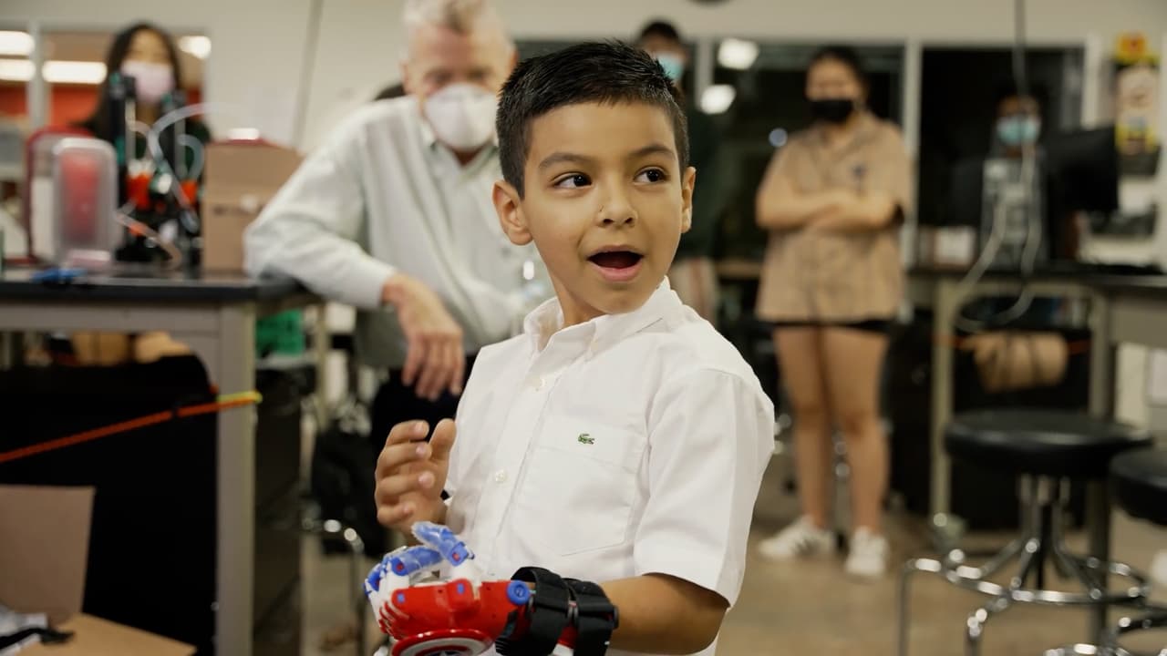 Estudiantes fabrican una prótesis de mano impresa en 3D para ayudar a niño de 5 años
