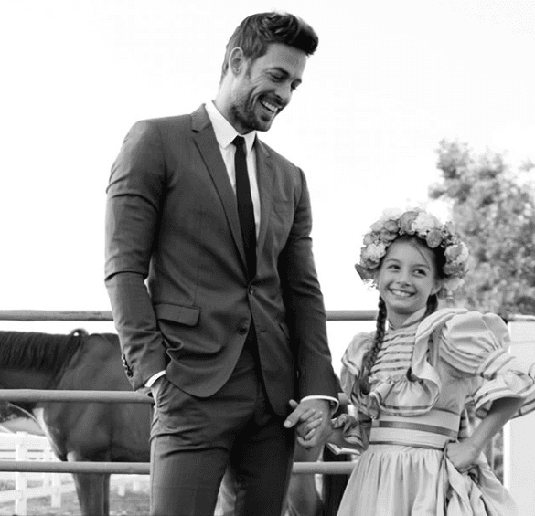Para celebrar el 5 de mayo, Levy vistió a su hija con ropa tradicional mexicana.