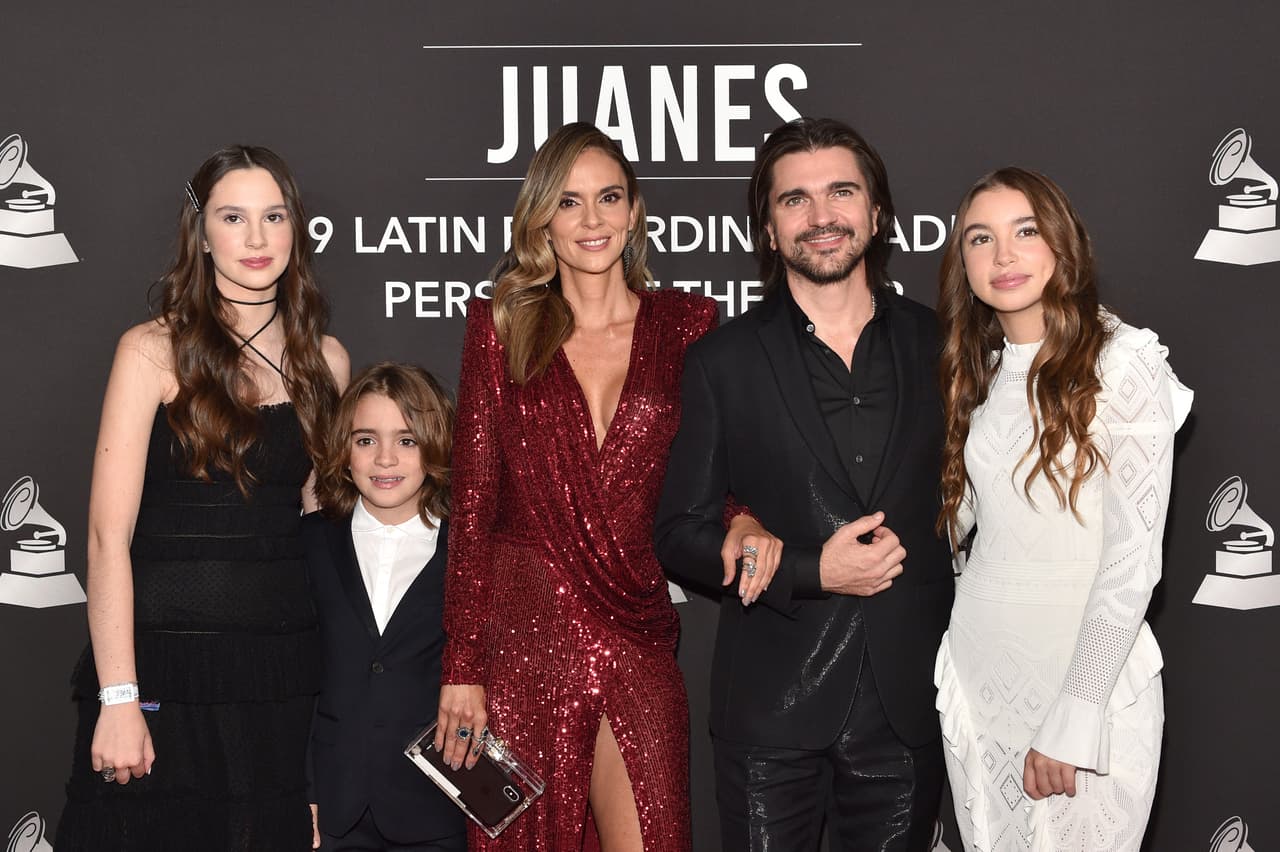 Juanes fue el primero en desfilar por la alfombra roja de su homenaje como Persona del Año. Llegó acompañado de sus hijos Paloma, Dante y Luna, así como con su esposa Karen Martínez.