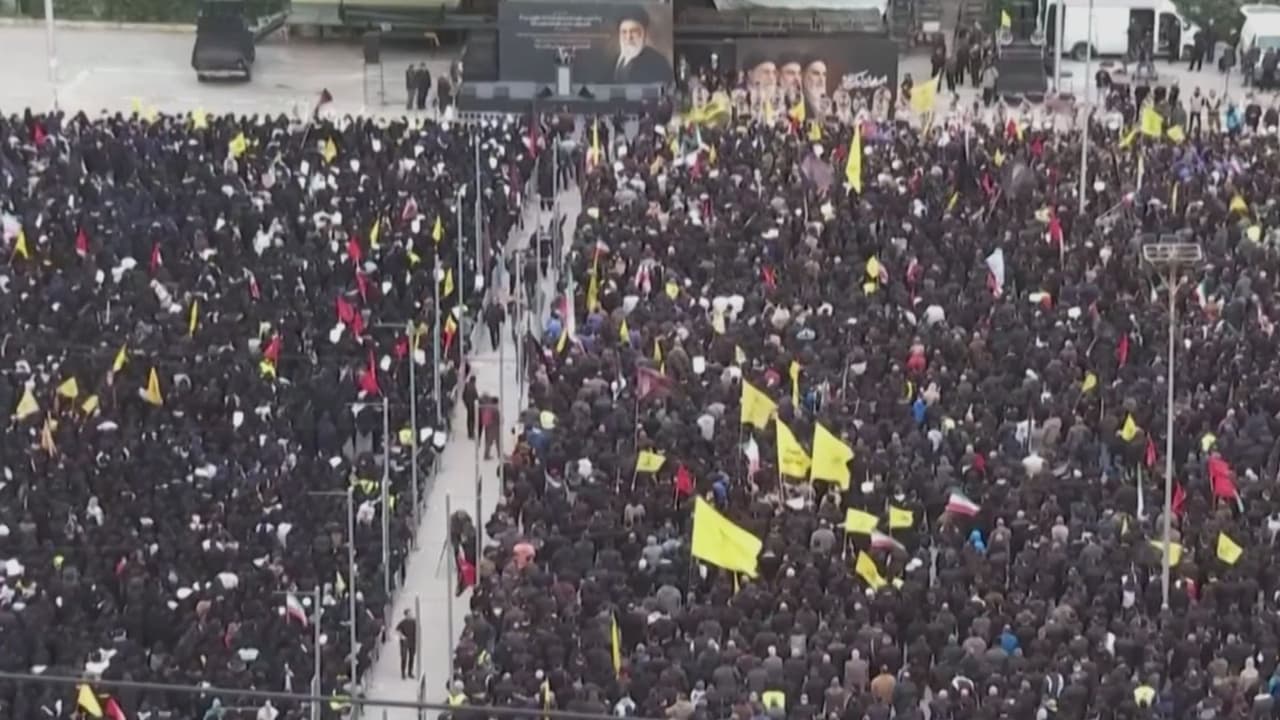 Irán confirma la muerte de Ali Jameneí y miles de iraníes salen a las calles a protestar