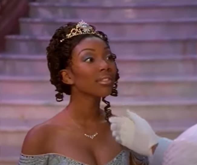 <b>Brandy Norwood: 'Cinderella'</b>
<br>Cuando Whitney Houston eligió a Brandy Norwood para ser la protagonista de versión de 1997 del musical de Cenicienta de Rodgers y Hammerstein, la joven ya estaba consolidando su carrera como cantante. Cabe mencionar que fue la primera mujer afrodescendiente en interpretar el papel de ‘La Cenicienta’.
<br>