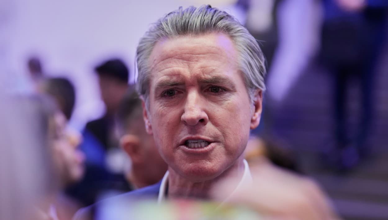 ¿Racista? Gobernador de California confronta a presentador de Fox por su "falsa indignación"