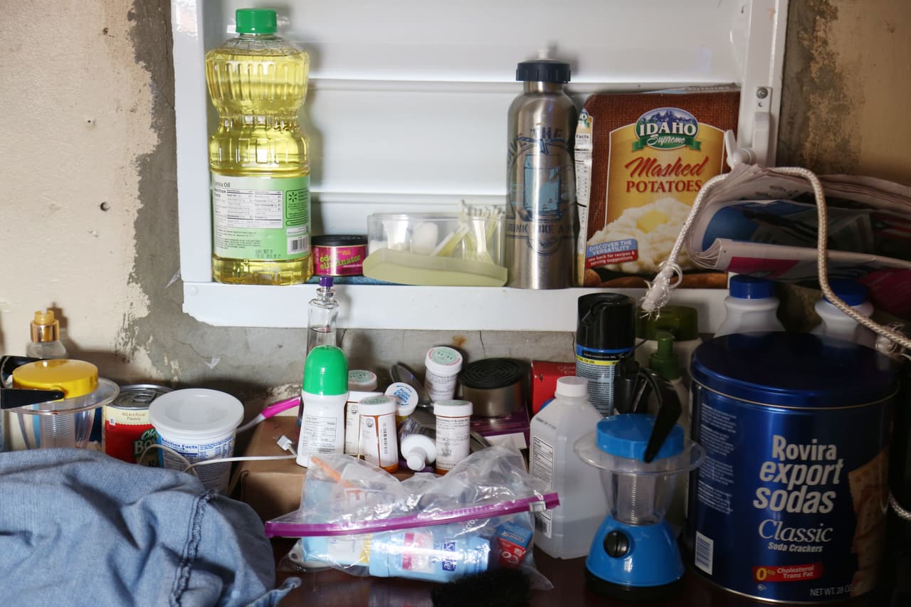 Alimentos y medicinas de Nancy y Domingo, que aún esperan la ayuda de alguna agencia.