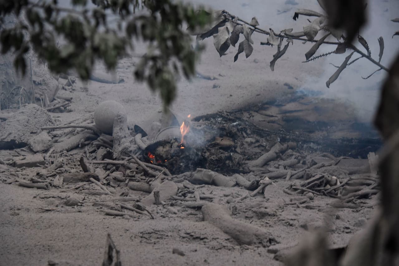 El fuego continúa afectado algunas zonas de San Miguel Los Lotes.