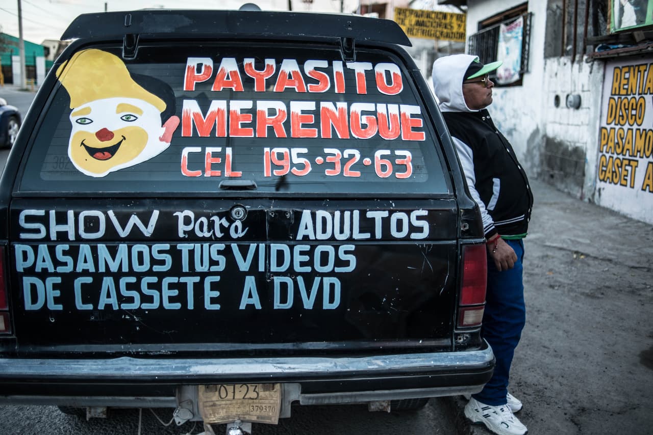 El Payasito Merengue conoce la vida de Juan Gabriel a detalle y, por teléfono, la cuenta como si fuera la de un amigo cercano. Es "el mejor compositor, creador y promulgador de la música mexicana", responde orgulloso si se le pregunta de dónde le vino esta afición por el cantante.