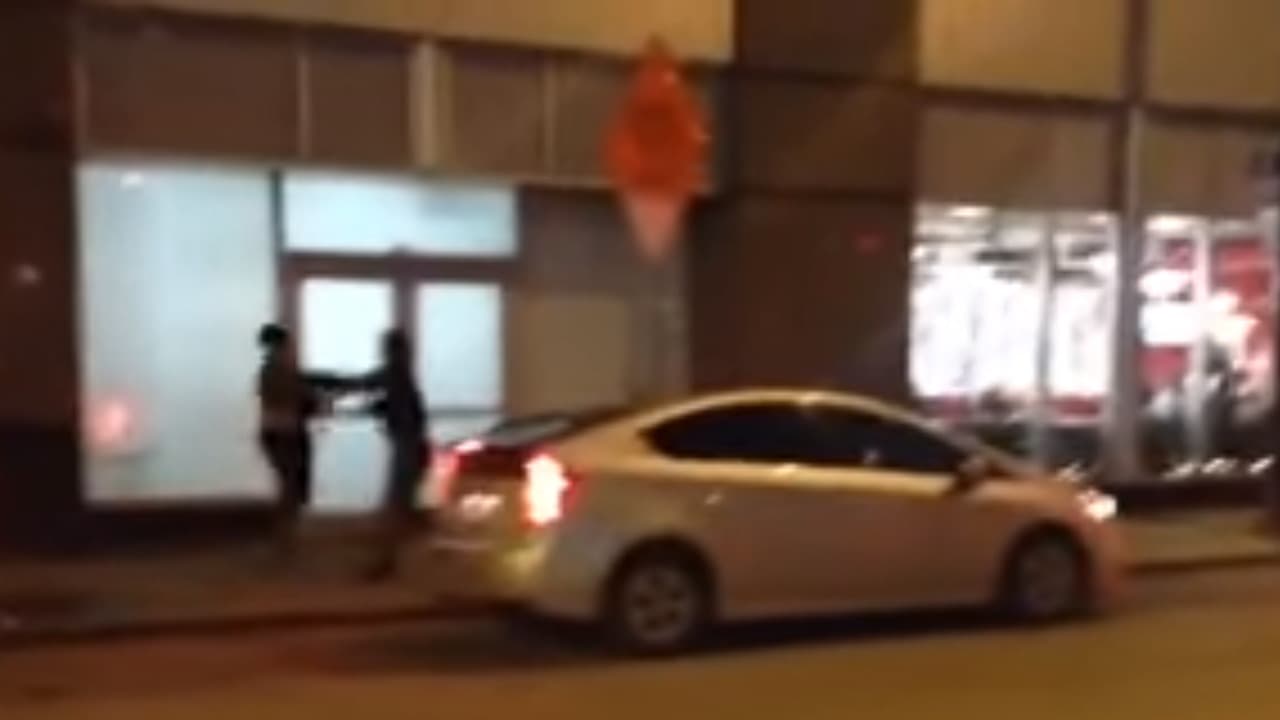 Captan en video a conductor de Uber golpeando a dos mujeres en Streetville
