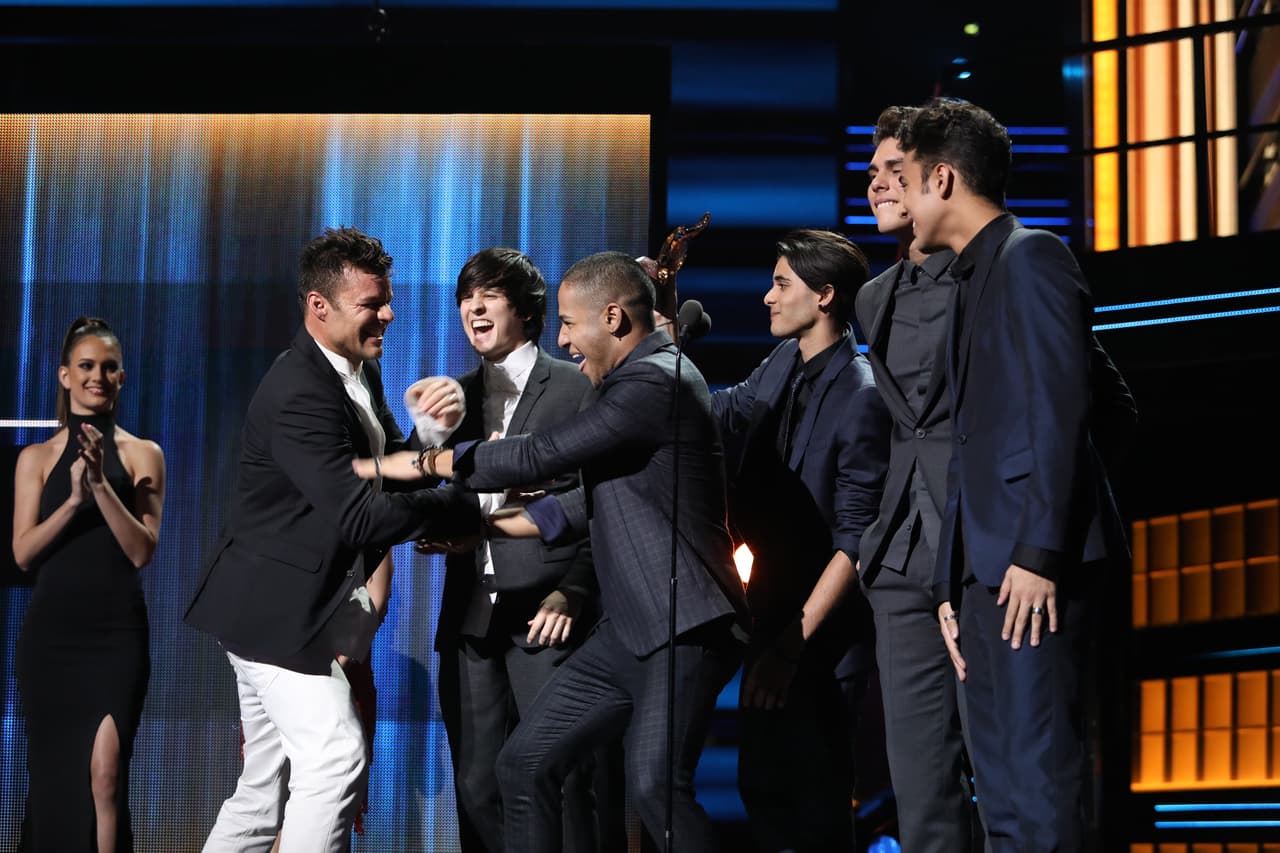 Ellos fueron acreedores al Premio Lo Nuestro por Mejor Canción Pop Rock del Año, por el tema "Tan fácil".