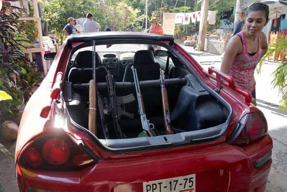 La violencia no da tregua en Michoacán en donde comunidades enteras se han sumado a la lucha. A continuación les presentamos imágenes de los grupos armados de autodefensa en Michoacán conformados por pobladores de la comunidad La Nopalera.