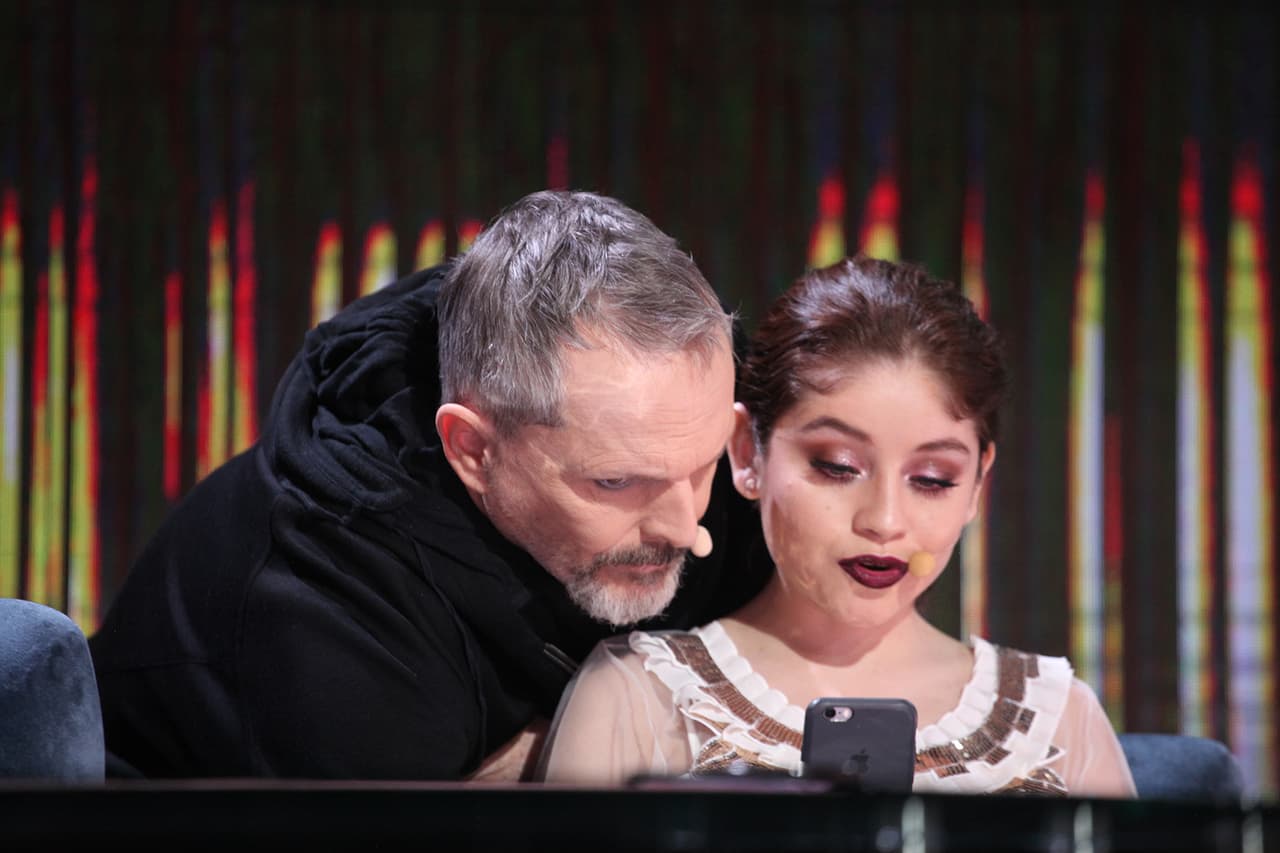 Aparentemente el cantante español le pide consejos a la actriz y cantante para ganar más seguidores. Seguramente hasta le enseñó a usar algunos filtros.