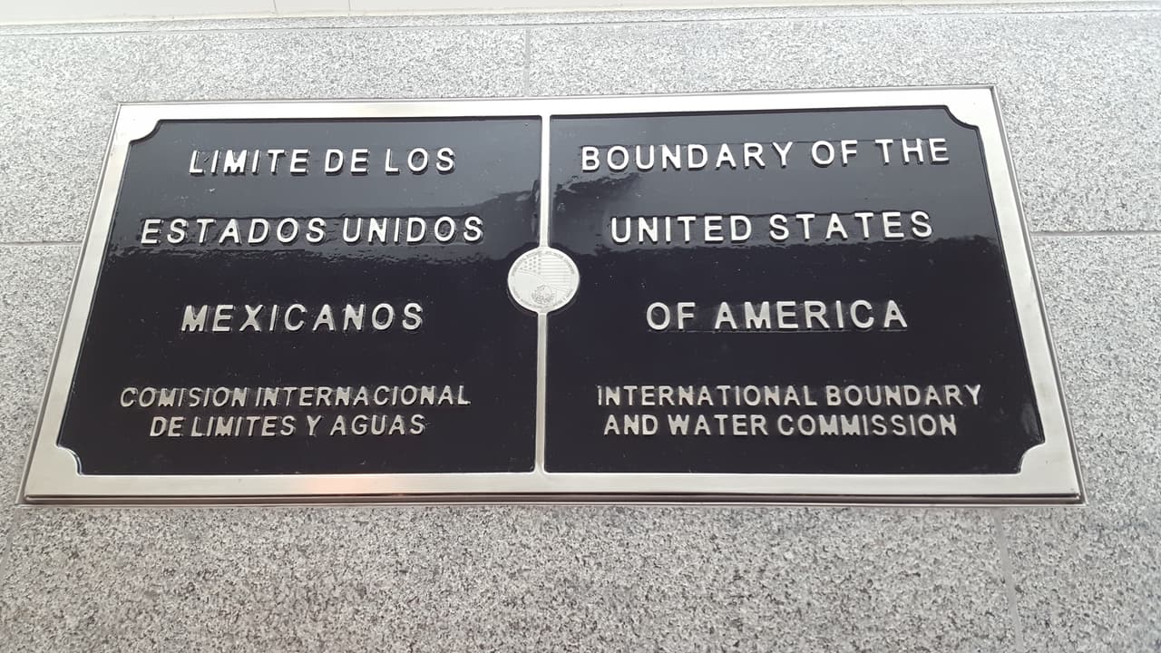 Señalización que marca la línea divisioria entre EEUU y México en el CBX.