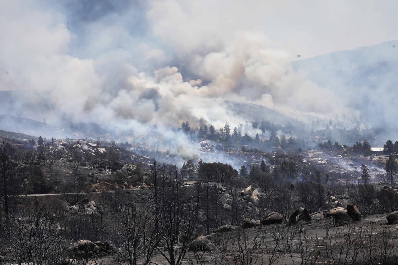 El incendio Cranston arde dentro del Bosque Nacional de San Bernardino, donde un hombre fue acusado de iniciar las llamas que han consumido 11,500 acres. Las autoridades de Idyllwild están optimistas respecto a la posibilidad de contener el incendio pronto.