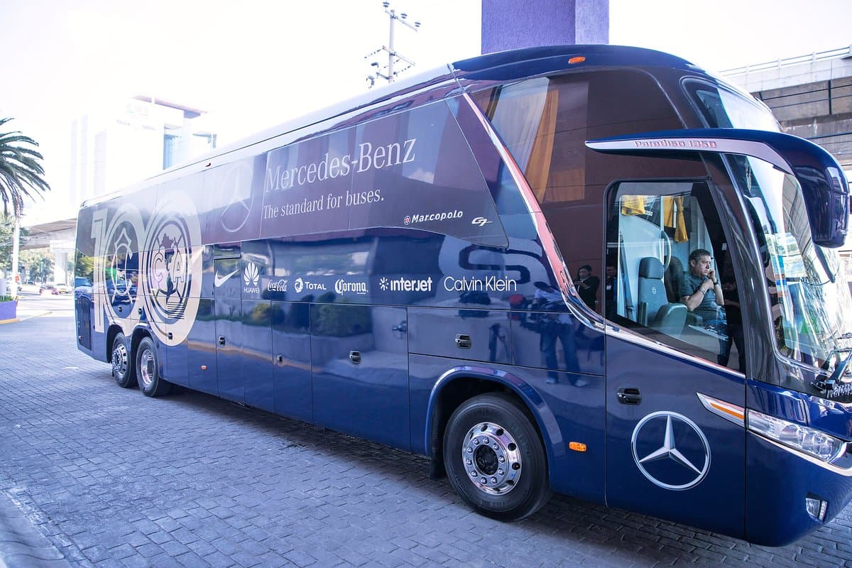 <b>Las Águilas del</b>
<b>América</b>, uno de los grandes del fútbol mexicano, recibió para su centenario este
<a href="http://www.univision.com/noticias/mercedes-benz"><b>Mercedes-Benz</b></a>
<b> Paradiso 1350</b>, decorado en su mayor parte en azul, reemplazando el anterior amarillo. Lleva un gran logo de la institución y el número 100.