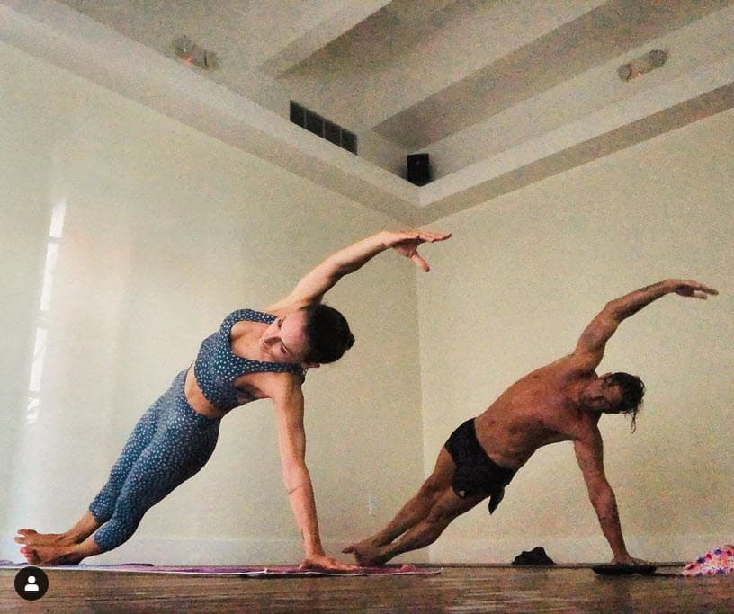 Ambos publican videos y fotos de sus sesiones de yoga.
<br>