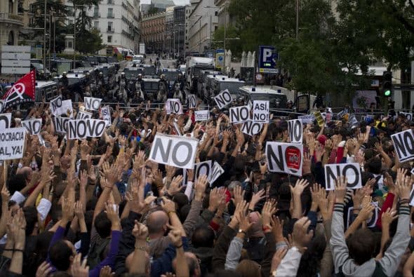 Miles de manifestantes se reunieron este martes en las inmediaciones del Congreso de Diputados de España en contra de las medidas de austeridad adoptadas por el Gobierno.
