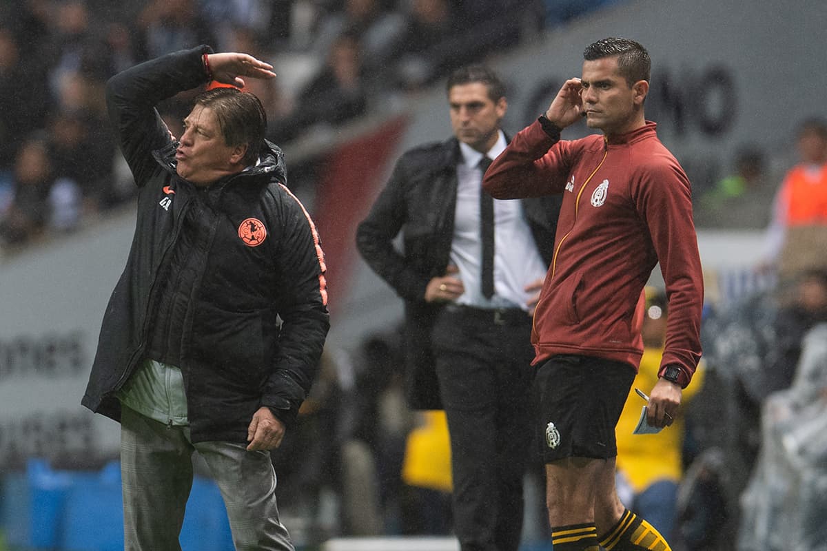 Al minuto 11 una barrida en el área de Paul Aguilar se convirtió en un penal más que polémico, le dio el 1-0 a Rayados y generó la protesta del técnico Miguel Herrera (izquierda).
