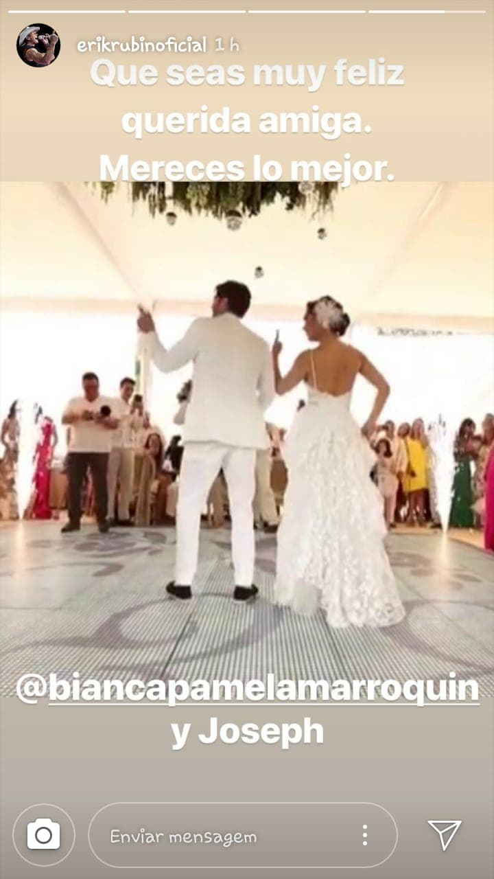 Sin embargo, sus invitados han hecho del dominio público algunas imágenes de este día. Tal es el caso de 
<b><a href="https://www.instagram.com/stories/erikrubinoficial/" target="_blank">Erik Rubín, quien en sus historias de Instagram</a></b> compartió este recuerdo, entre otros.