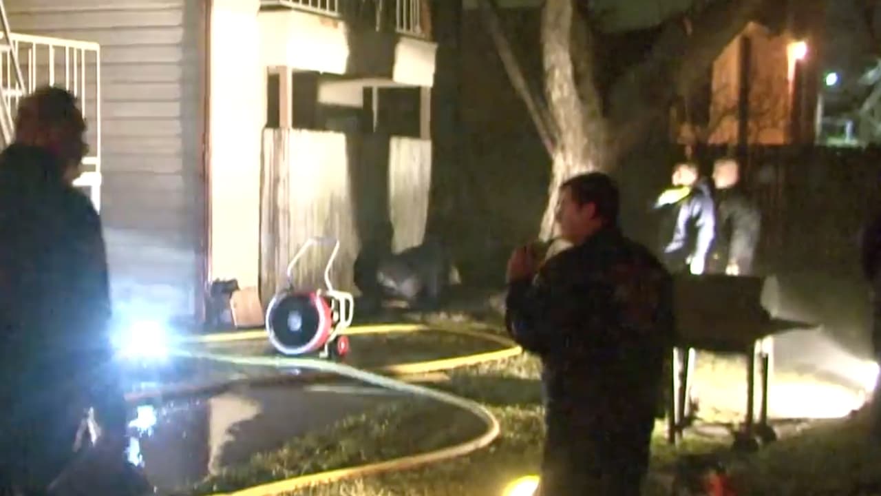 Las llamas se extendieron rápidamente al ático y consumieron todo el departamento.