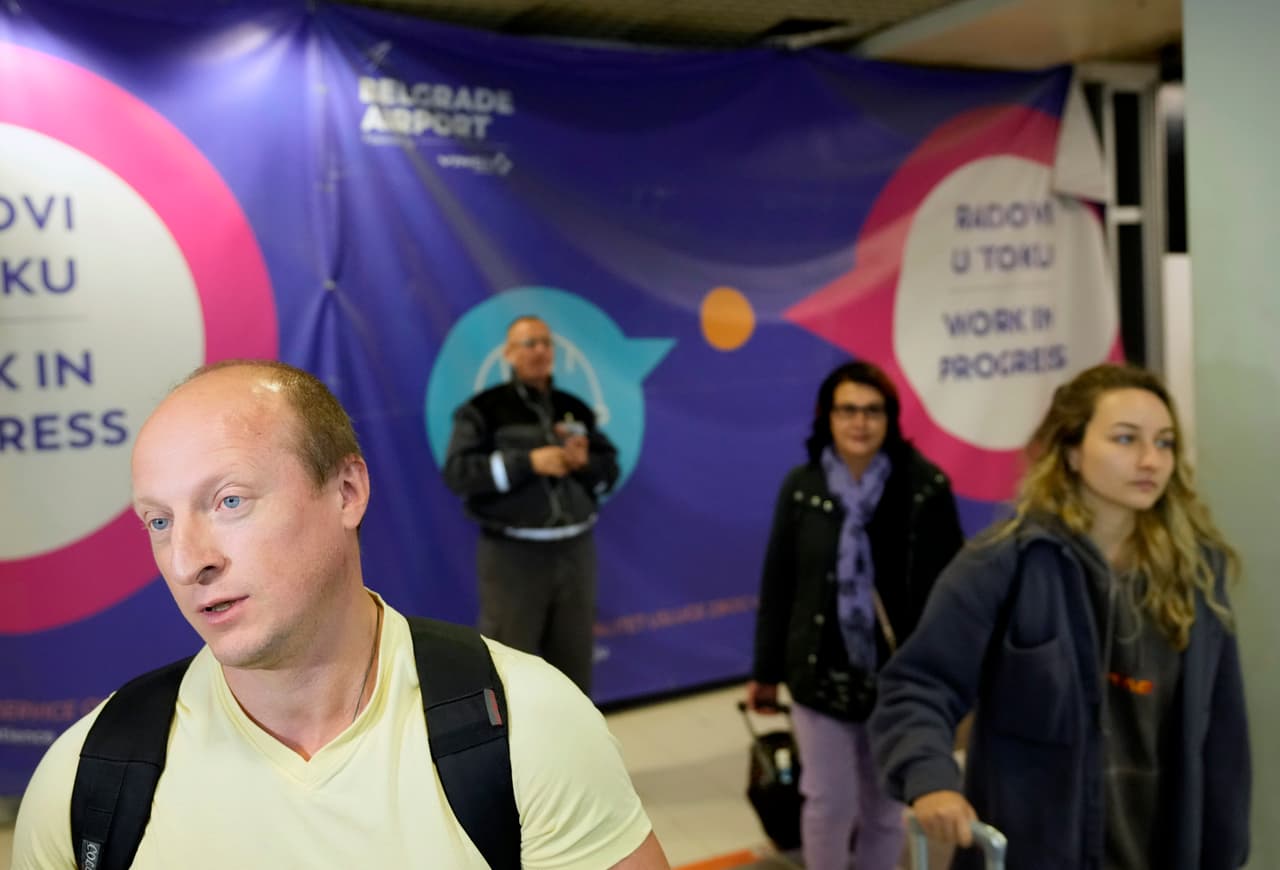 Un gran número de rusos se han apresurado a reservar billetes de ida para salir del país después de que Putin anunciara la "movilización parcial" de reservistas militares para la guerra en Ucrania. Los vuelos se llenaron rápidamente y los precios de los boletos de avión se dispararon el miércoles, aparentemente impulsados por los temores de que las fronteras de Rusia pudieran cerrarse pronto. En la imagen, rusos intentan abordar un vuelo hacia Serbia.