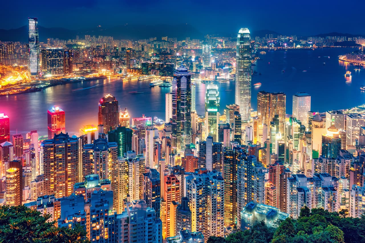 <b>Puesto 9. Hong Kong. </b>La antigua colonia británica y ahora Región Administrativa Especial de China, maneja una economía de mercado clásica que está basada en el comercio. La relación entre estas dos naciones se ha tensado recientemente con las protestas callejeras en Hong Kong a los intentos de China reducir la autonomía en la región. Tiene un INB de 60,221 dólares y la expectativa en este país es de 84.7 años