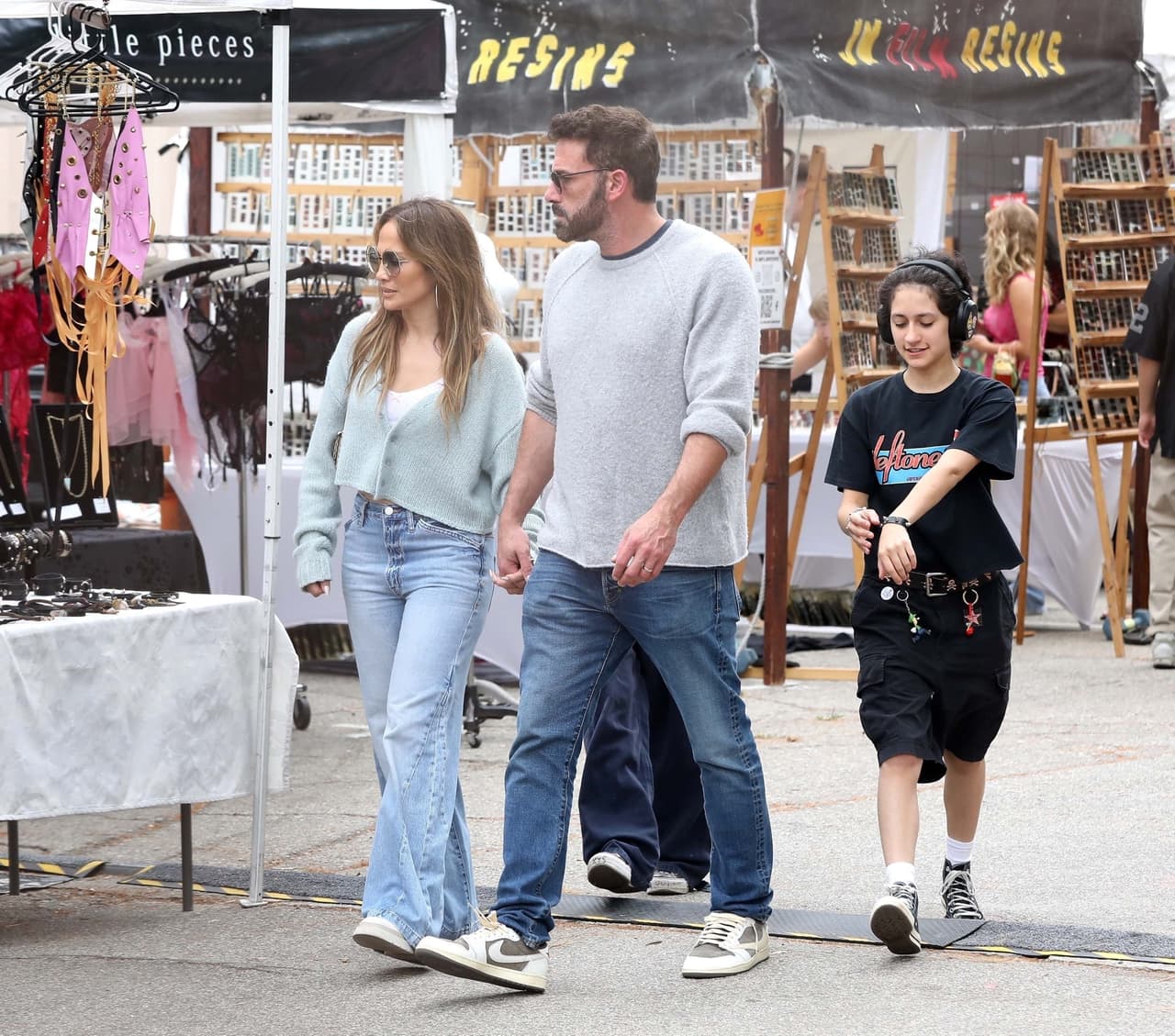 Emme, hija de JLo, lució un 'total black look'.