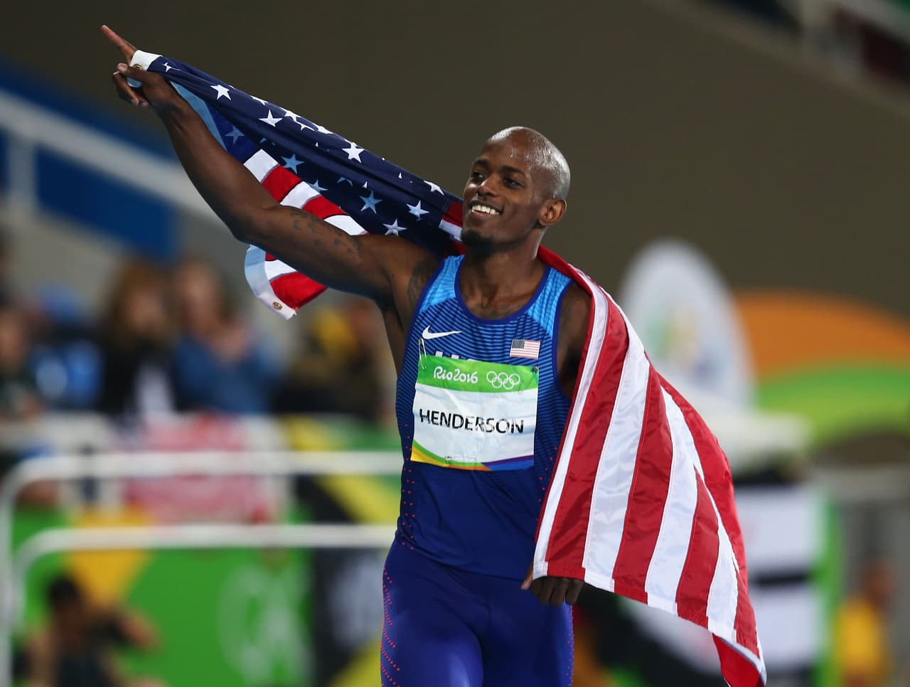 Luego de terminar la ronda final de salto largo, Jeff Henderson celebra (Estados Unidos) la medalla de oro.