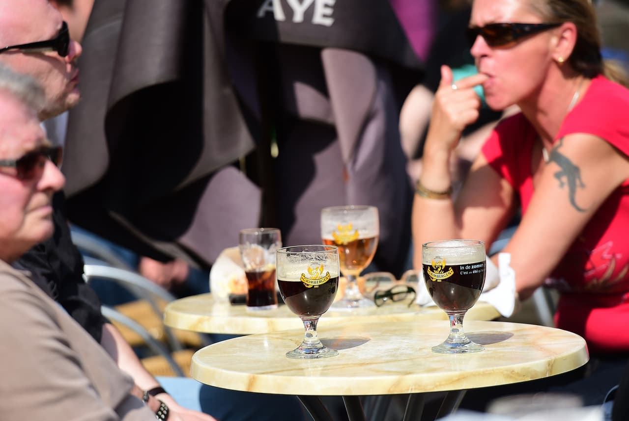 2-Te hace más propenso al cansancio por el calor: El agotamiento por calor ocurre cuando su cuerpo se pone demasiado caliente. Esto puede suceder cuando has estado en el sol demasiado tiempo. El alcohol amplifica este riesgo porque una vez que se absorbe en el torrente sanguíneo, afecta tu sistema circulatorio, aumentando el ritmo cardíaco y la presión arterial. El alcohol también deprime el hipotálamo, interrumpiendo la capacidad del cuerpo para regular su temperatura.